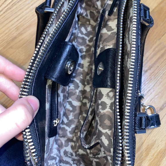 Guess Logo Embossed Quilted Bag - Picture 6 of 8